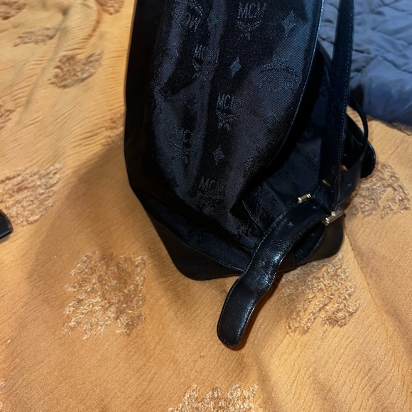 MCM Black and Gold Drawstring Bucketbag - Picture 6 of 13